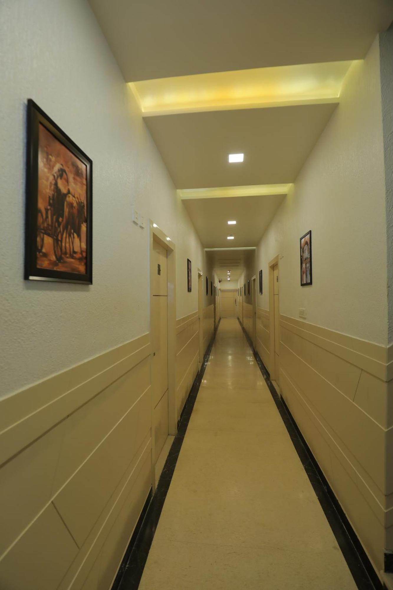Hotel Red Carpet Tājganj Exterior photo